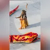 A música "Como Posso Amar Assim?" marca o retorno de Iza aos palcos após o nascimento de sua filha e aborda a relação entre mãe e filha.