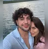 A música "Como Posso Amar Assim?" marca o retorno de Iza aos palcos após o nascimento de sua filha e aborda a relação entre mãe e filha.