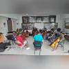 Trabalhadores fazem o que podem para driblar o sol forte