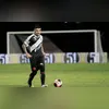 Neymar esteve na Vila Belmiro no ano passado e recebeu o carinho da torcida