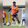 Campo onde Vini Jr começou a treinar em SG estampa imagens do jogador