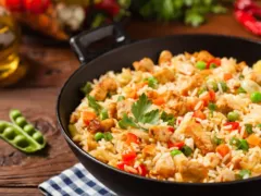 Arroz frito: o prato delicioso feito com as sobras da geladeira