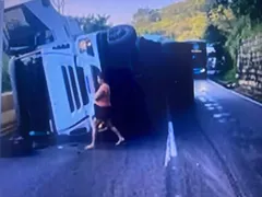 Carreta tomba e interdita pista da Serra das Araras