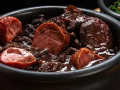 Feijoada simples e rápida pra gringo nenhum botar defeito