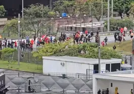 Torcedores do Fla e Corinthians brigam antes da semifinal; vídeo