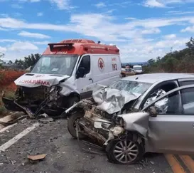 Acidente entre ambulância e carro deixa feridos e 2 mortos