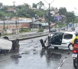 Acidente entre carros deixa quatro pessoas feridas na RJ-106