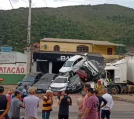 Caminhão desgovernado cria 'montanha' de carros batidos; vídeo