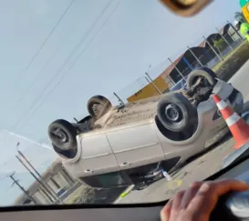 Carro capota na BR-101, em Itaboraí, e assusta motoristas