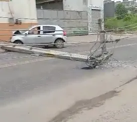 Carro colide em poste e deixa feridos em SG