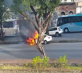 Carro em chamas interdita pista no Centro do Rio