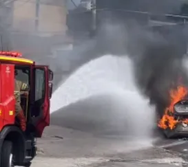 Carro em chamas no meio da rua em São Gonçalo