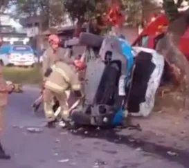 Carro fica tombado após grave acidente com ferido em São Gonçalo