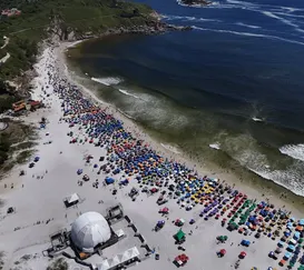 Cor do mar em Arraial do Cabo muda e chama atenção