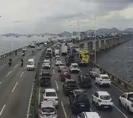 Engavetamento entre 4 veículos 'trava' Ponte Rio-Niterói; veja tempo de travessia