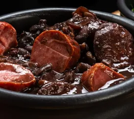 Feijoada simples e rápida pra gringo nenhum botar defeito