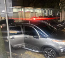 Mãe deixa crianças trancadas no carro para comprar chinelo