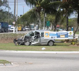 Prefeitura espalha carros batidos em Rio das Ostras; entenda