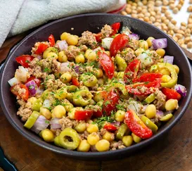 Salada de grão de bico com atum é ótima pedida no calor