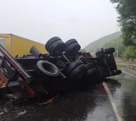 Uma pessoa fica ferida em tombamento de carreta na Dutra