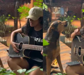 Vídeo: cachorro faz 'dueto' de música sertaneja com tutora