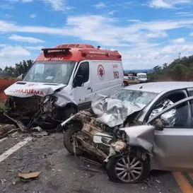 Acidente entre ambulância e carro deixa feridos e 2 mortos