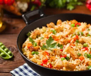 Arroz frito: o prato delicioso feito com as sobras da geladeira