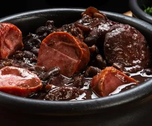 Feijoada simples e rápida pra gringo nenhum botar defeito