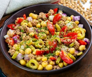 Salada de grão de bico com atum é ótima pedida no calor