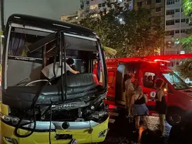 Imagem ilustrativa da imagem Acidente entre caminhão e ônibus deixa feridos na Glória