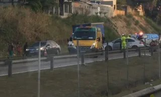 Imagem ilustrativa da imagem Acidente envolvendo 3 veículos deixa motociclista ferido na BR-101