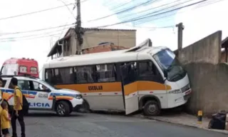 Imagem ilustrativa da imagem Adolescente é prensada em muro por ônibus escolar; vídeo chocante