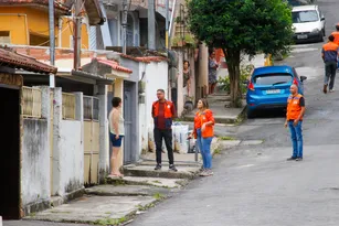 Imagem ilustrativa da imagem Ao som de sirene, moradores desocupam bairro de SG; entenda