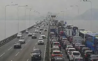 Imagem ilustrativa da imagem Batida entre moto e ônibus deixa feridos e trava Ponte Rio-Niterói