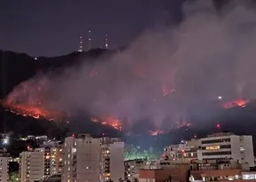 Imagem ilustrativa da imagem Incêndio quase atinge torres de TV, no Rio