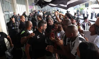 Imagem ilustrativa da imagem Botafogo desembarca no Rio com festa da torcida após classificação