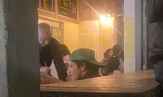 Imagem ilustrativa da imagem Bruno Mars é flagrado curtindo a noite em bar de São Paulo