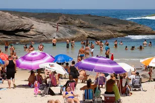 Imagem ilustrativa da imagem Calorão em Niterói: banhistas lotam praia em busca de refresco