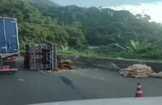 Imagem ilustrativa da imagem Caminhão tomba na Serra das Araras e trava trânsito, sentido Rio