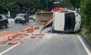 Imagem ilustrativa da imagem Caminhonete com tijolos e cimento tomba e deixa feridos