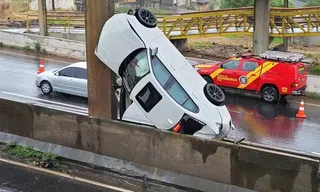 Imagem ilustrativa da imagem Carro capota, fica 'em pé' em acostamento e deixa dois feridos