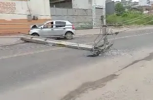 Imagem ilustrativa da imagem Carro colide em poste e deixa feridos em SG