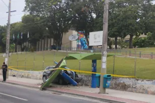 Imagem ilustrativa da imagem Carro destrói ponto de ônibus e deixa feridos em SG