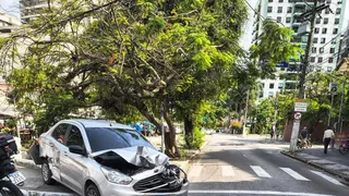 Imagem ilustrativa da imagem Carro destruído após batida com ônibus em Niterói