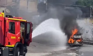 Imagem ilustrativa da imagem Carro em chamas no meio da rua em São Gonçalo