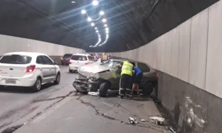 Imagem ilustrativa da imagem Carro fica destruído em acidente no Túnel Rebouças