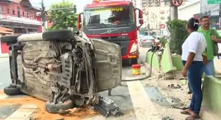 Imagem ilustrativa da imagem Carro tomba em principal via de Niterói; imagem impressiona