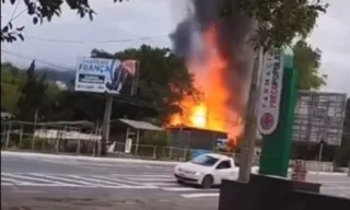 Imagem ilustrativa da imagem Casa de homem que atacou STF é incendiada no Sul; vídeo