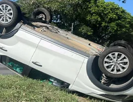 Imagem ilustrativa da imagem Colisão e capotamento na Avenida Brasil; adultos e criança feridos