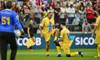 Imagem ilustrativa da imagem Com golaço de Denilson, jogo beneficente reúne ídolos e famosos